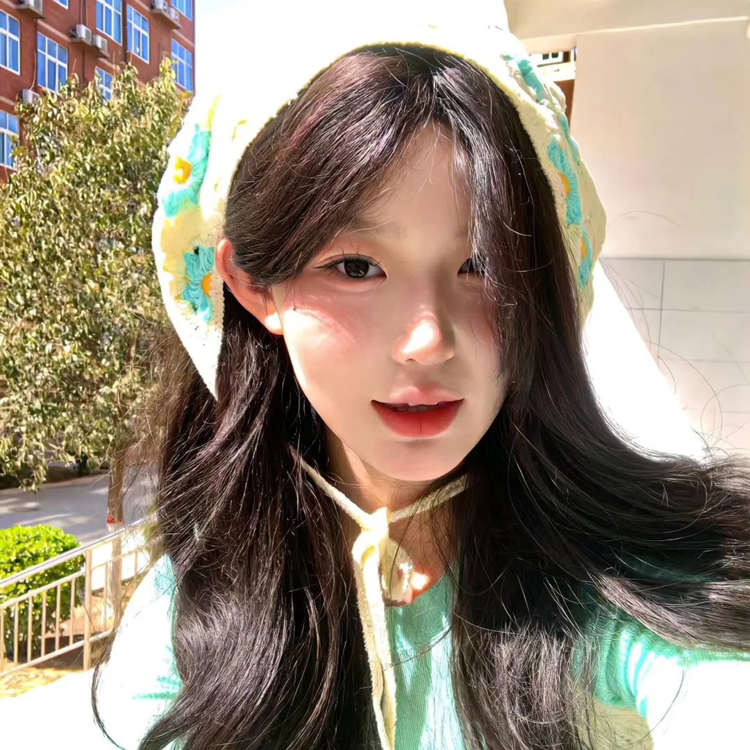 出墙红杏两家春